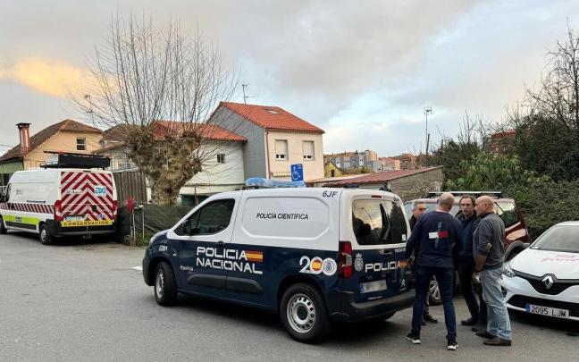 Agentes de la Policía Nacional junto al lugar del hallazgo.