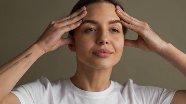 Una chica realiza masajes en el rostro como parte de su rutina de cuidado facial.