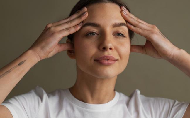 Una chica realiza masajes en el rostro como parte de su rutina de cuidado facial.