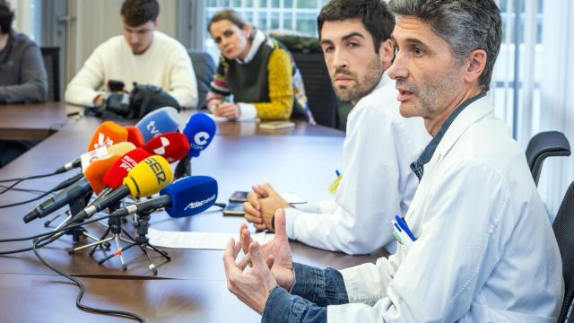 El gerente del Hospital Universitario de Burgos, Carlos Cartón (I), y el jefe del servicio de Oncología del HUBU, Enrique Lastras (D), ofrecen una rueda de prensa para explicar el error que causó la muerte de dos pacientes.