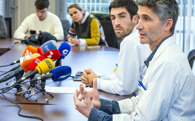 El gerente del Hospital Universitario de Burgos, Carlos Cartón (I), y el jefe del servicio de Oncología del HUBU, Enrique Lastras (D), ofrecen una rueda de prensa para explicar el error que causó la muerte de dos pacientes.