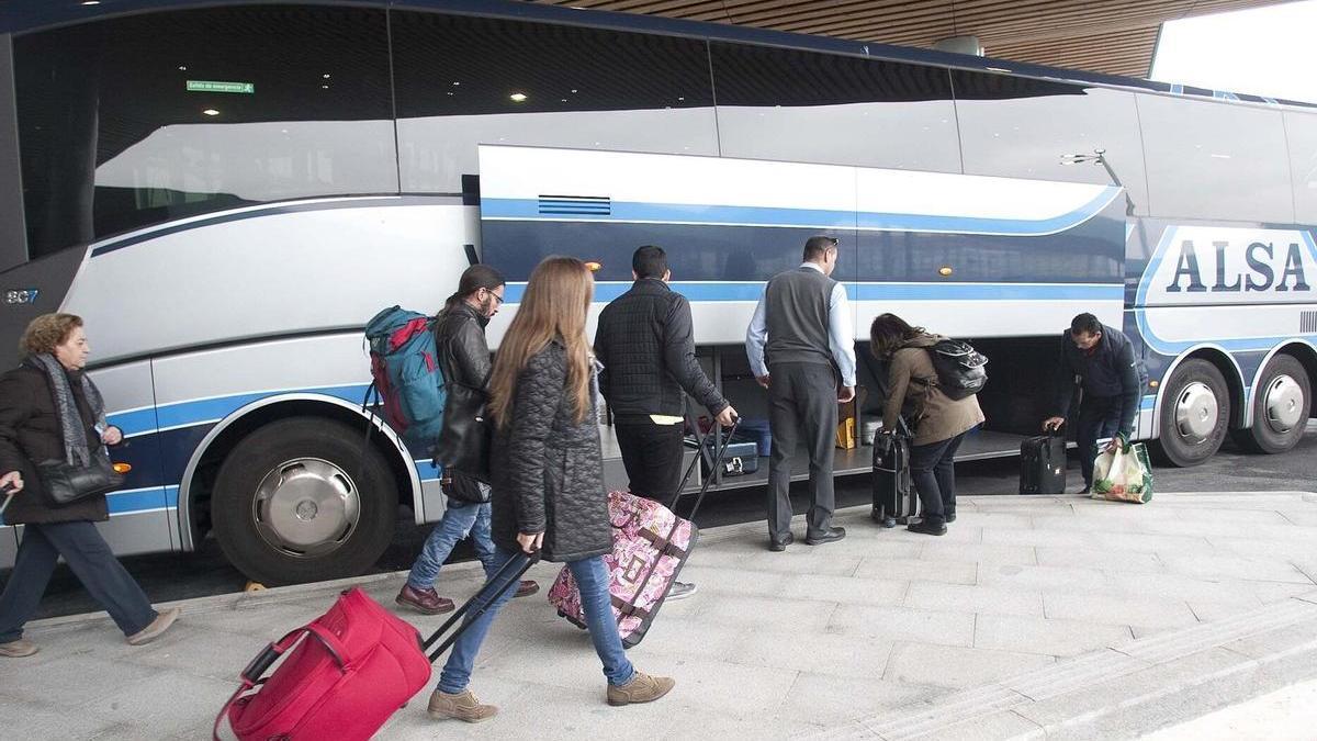 CCOO y UGT defienden la jubilación anticipada en el sector por el alto índice de siniestralidad en la carretera.