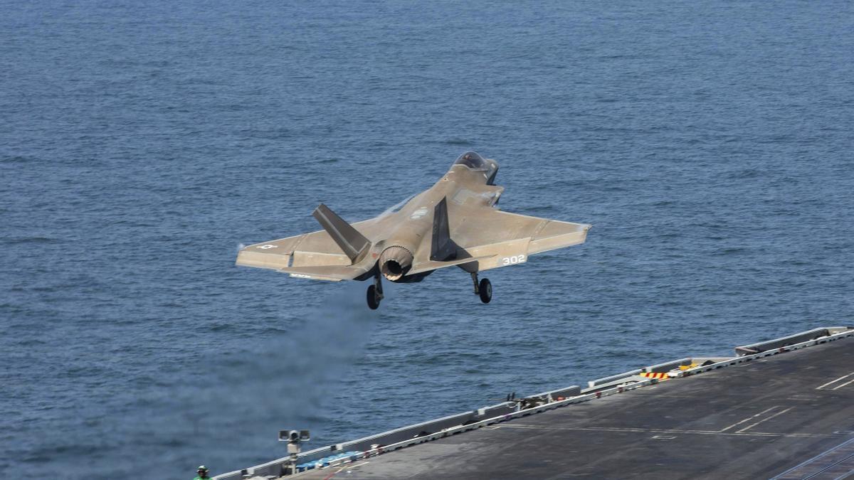 Caza estadounidense despegando durante una operación militar.