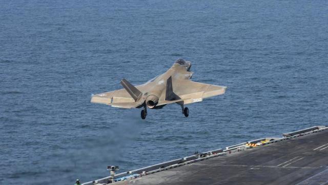 Caza estadounidense despegando durante una operación militar.