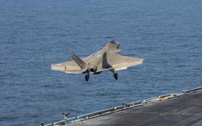 Caza estadounidense despegando durante una operación militar.