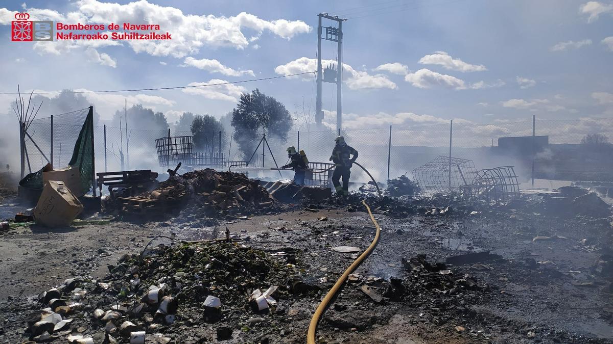 El fuego causó daños materiales en la zona de almacenaje de la bodega.