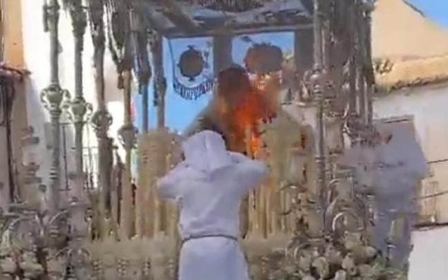 Las llamas han quemado al menos la saya, un brazo, parte de la cara de la virgen y el pelo.