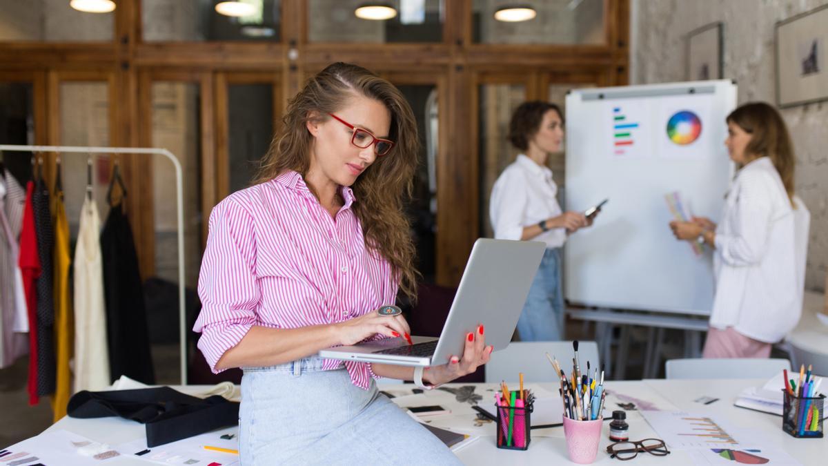 El equipo de una firma de moda trabaja en el diseño y la planificación de sus proyectos.