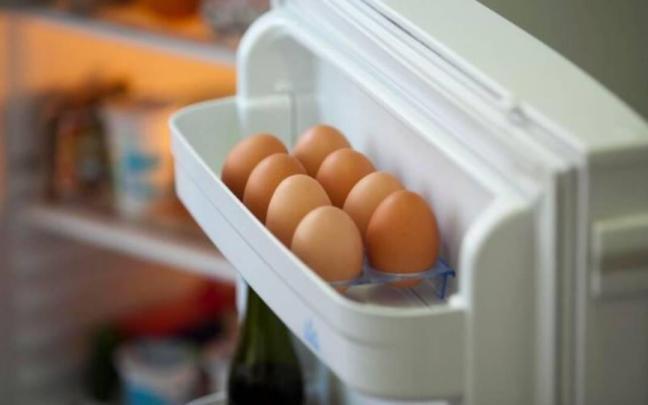 Uno de los mitos más extendidos es que los huevos pueden conservarse sin refrigerar.