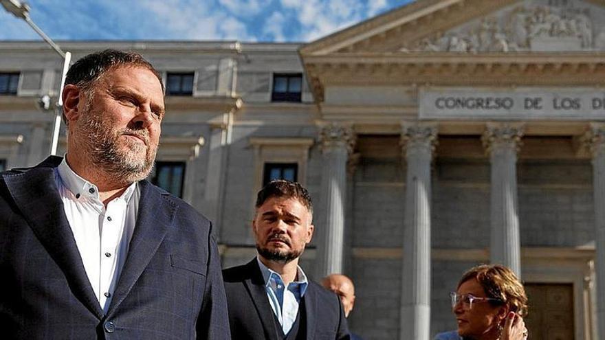 Junqueras acudió como invitado al Congreso para presenciar el ‘debut’ del catalán en el pleno. | FOTO: E. P.