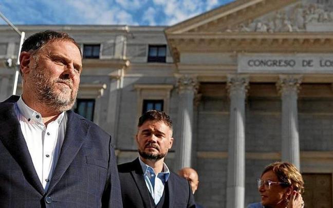 Junqueras acudió como invitado al Congreso para presenciar el ‘debut’ del catalán en el pleno. | FOTO: E. P. Junqueras acudió como invitado al Congreso para presenciar el ‘debut’ del catalán en el pleno. | FOTO: E. P.
