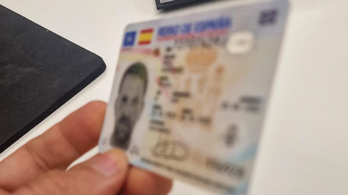 Una persona sostiene un DNI.
