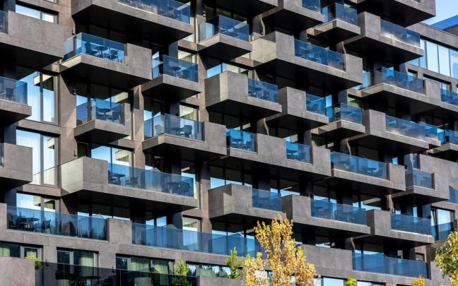 Fachada de un bloque de viviendas en una ciudad.