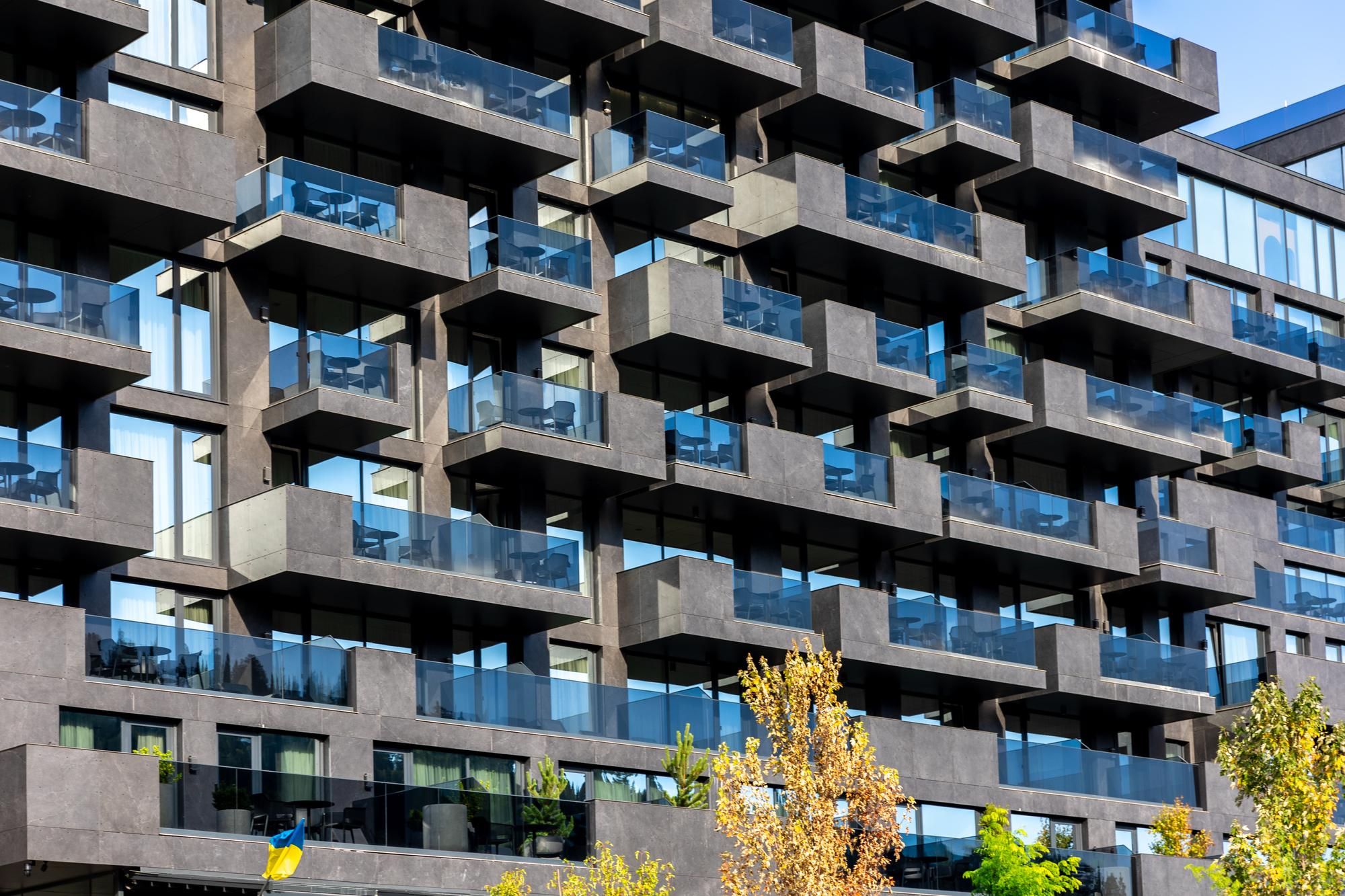 Fachada de un bloque de viviendas en una ciudad.