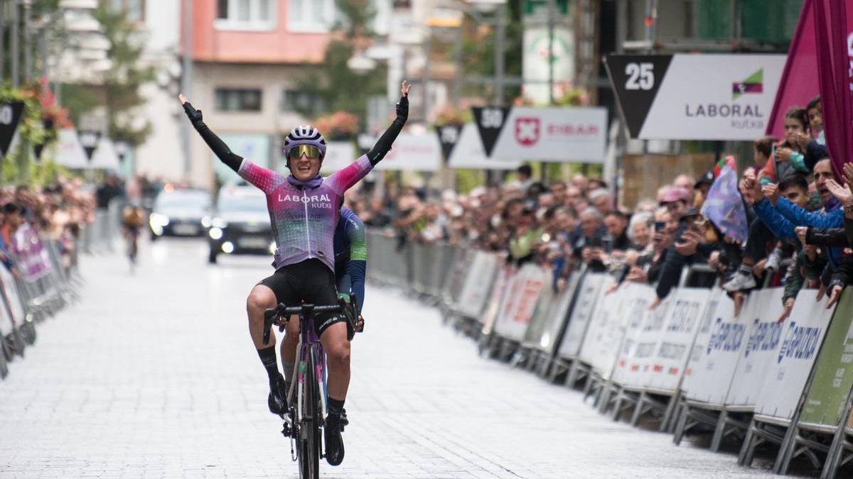 Silvestri celebra la victoria en el adiós de Ane Santesteban