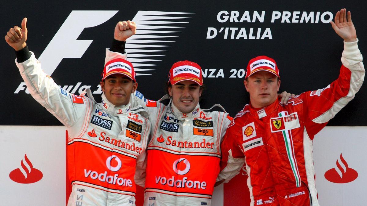 Lewis Hamilton, Fernando Alonso y Kimi Raikkonen en 2007, año del último título de pilotos logrado por Ferrari.