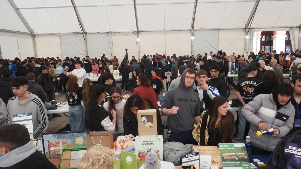 Las tres carpas que han acogido la feria han registrado una gran animación a lo largo de la mañana