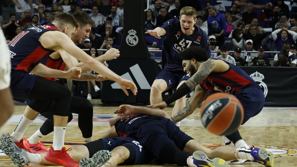 Los jugadores del Baskonia celebran la victoria lograda en Euroliga frente al real Madrid tras el postrero triple de Costello