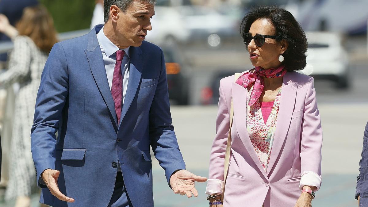 Pedro Sánchez y Ana Patricia Botín, ayer a la entrada de un foro universitario en Valencia.