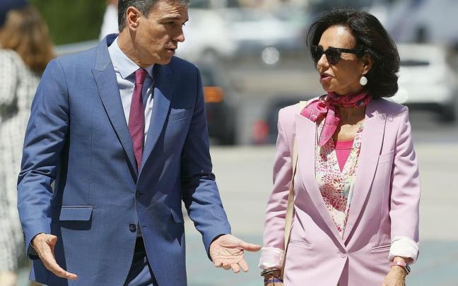 Pedro Sánchez y Ana Patricia Botín, ayer a la entrada de un foro universitario en Valencia.