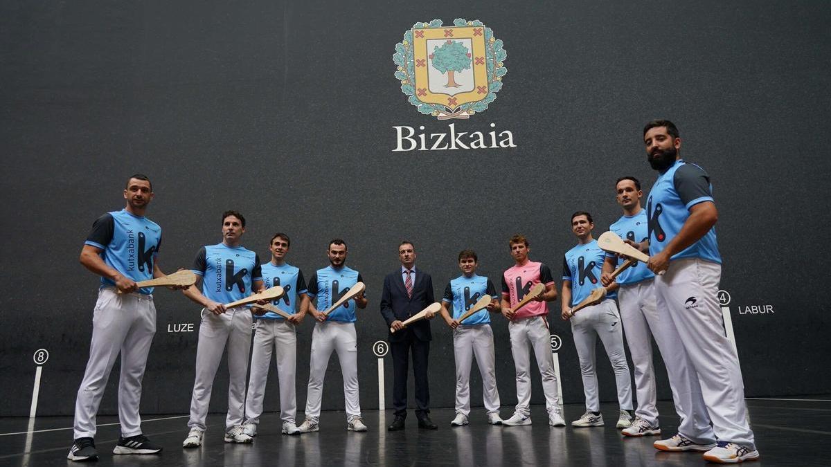 Los pelotaris participantes en la Liga Kutxabank de pala, en la presentación del torneo en el frontón Bizkaia.