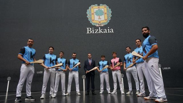 Los pelotaris participantes en la Liga Kutxabank de pala, en la presentación del torneo en el frontón Bizkaia. Los pelotaris participantes en la Liga Kutxabank de pala, en la presentación del torneo en el frontón Bizkaia.