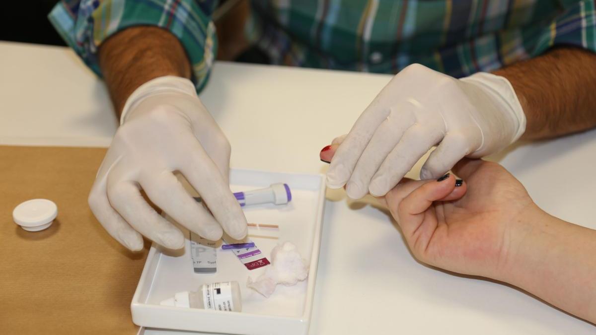 Un sanitario somete a una mujer a un test rápido del VIH.