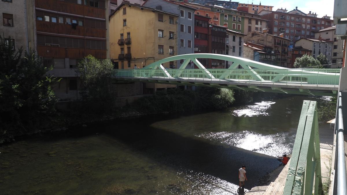 El puente de Gabolats tiene una longitud de 37 metros y carece de pilares sobre el cauce del río Deba.