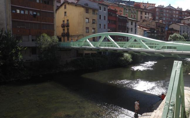 El puente de Gabolats tiene una longitud de 37 metros y carece de pilares sobre el cauce del río Deba.