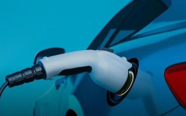 Imagen de un coche eléctrico en recarga. / E.P. Imagen de un coche eléctrico en recarga.