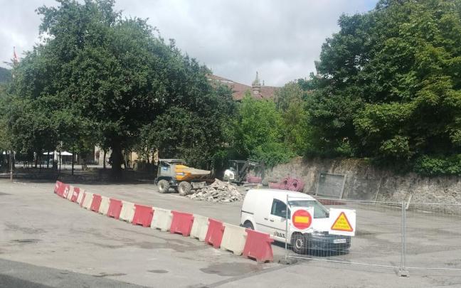 Las obras alcanzan el espacio donde semanalmente se celebra el mercadillo de ropa. / Anabel Dominguez. Las obras alcanzan el espacio donde semanalmente se celebra el mercadillo de ropa.