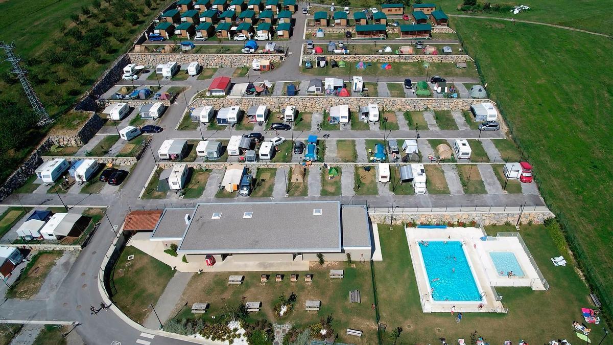 Vista aérea del camping de Zumaia que el sábado celebrará su décimo aniversario.