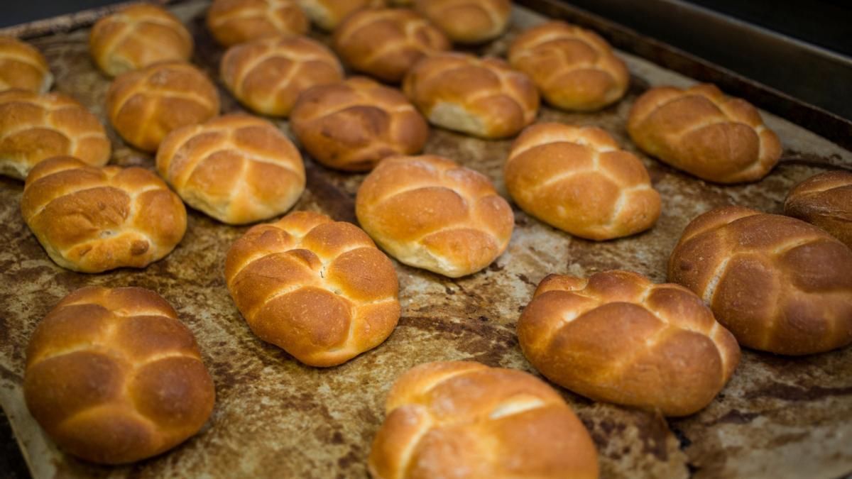 Una bandeja con panecillos.