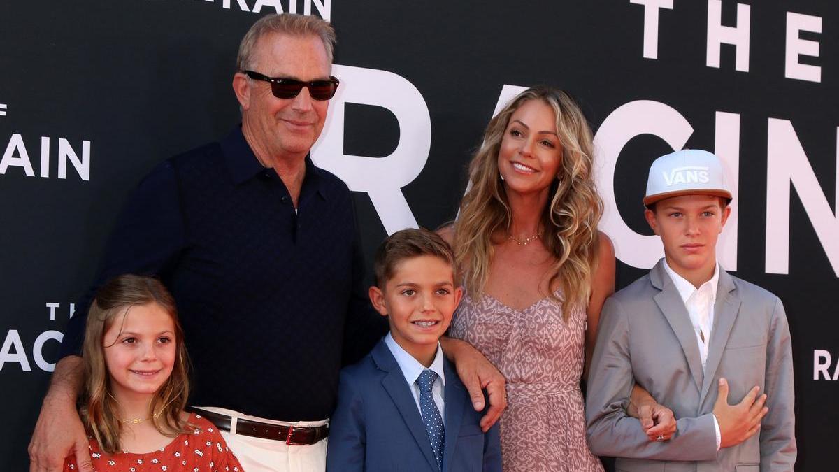 Kevin Costner junto a su exesposa y sus tres hijos.