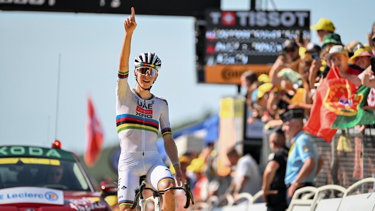 Pogacar celebra la victoria aplastante en Hautacam.