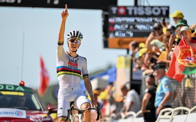 Pogacar celebra la victoria aplastante en Hautacam.
