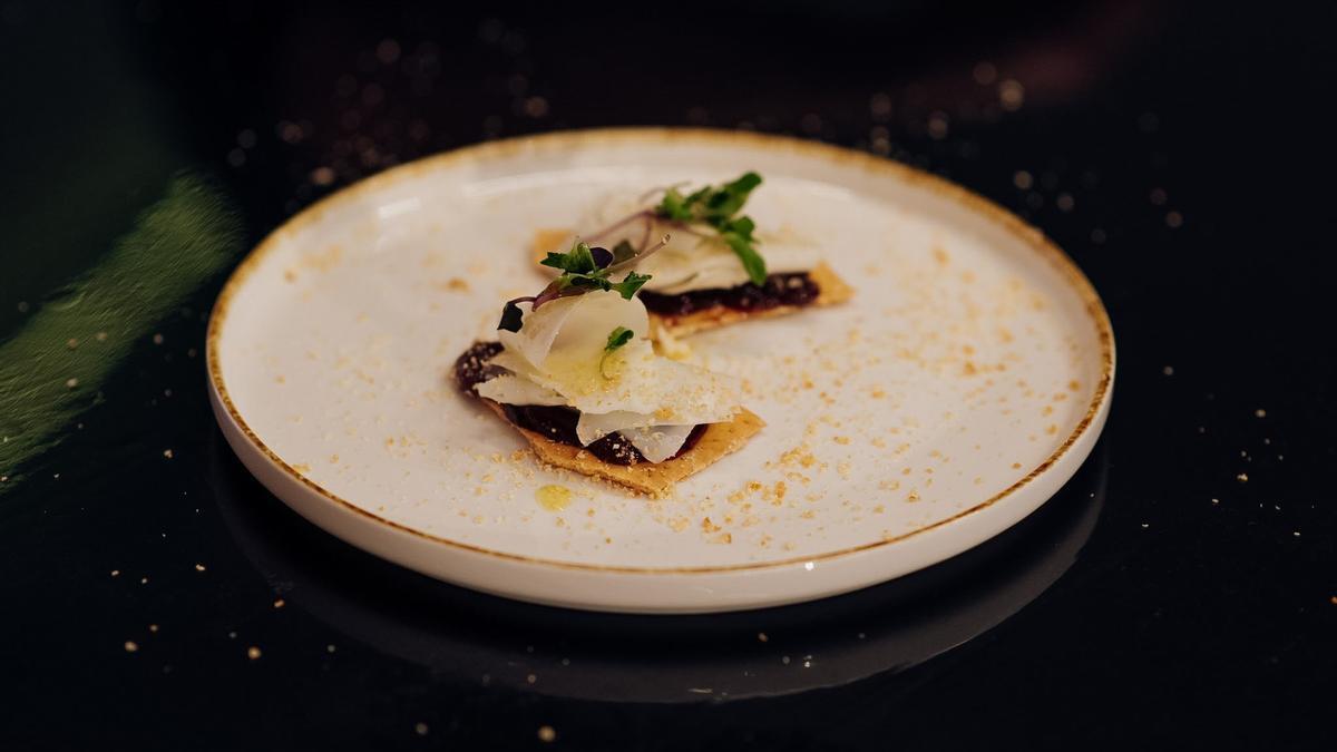 El crujiente de pan cristal, chutney de frambuesas, Queso Murcia al Vino y almendra frita creado por Pulga.