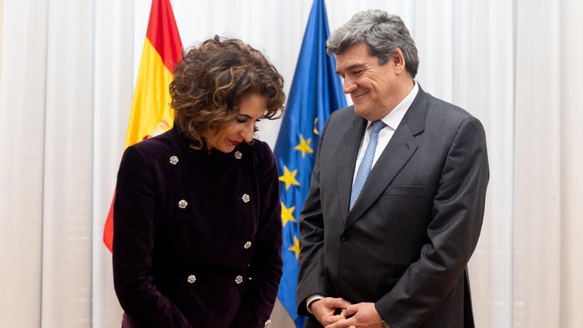 El ministro de Transformación Digital y Función Pública, José Luis Escrivá, y la vicepresidenta primera y ministra de Hacienda, María Jesús Montero.