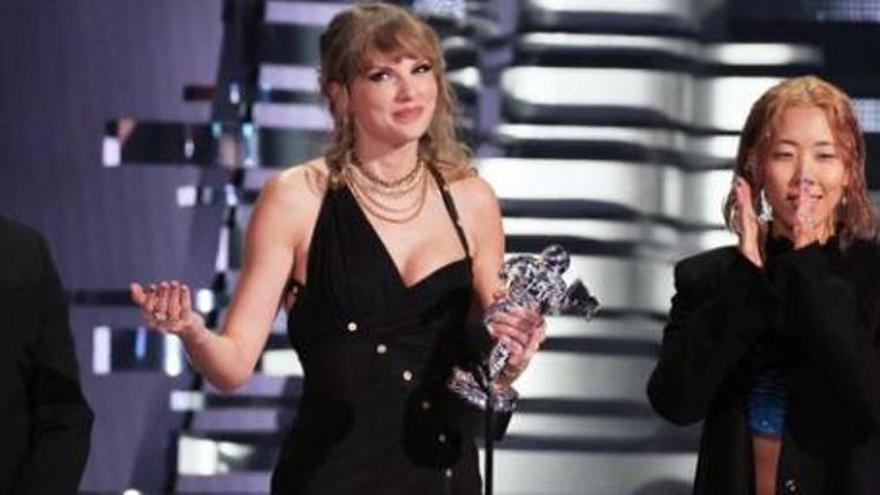Taylor Swift recogiendo uno de sus premios en la gala de los MTV VMA.