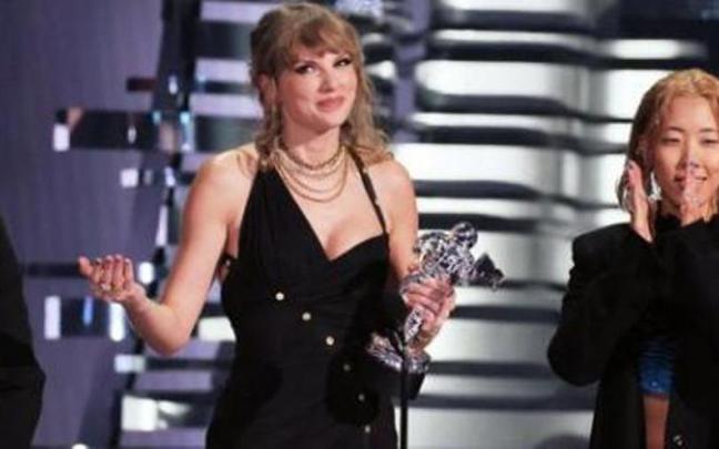 Taylor Swift recogiendo uno de sus premios en la gala de los MTV VMA.