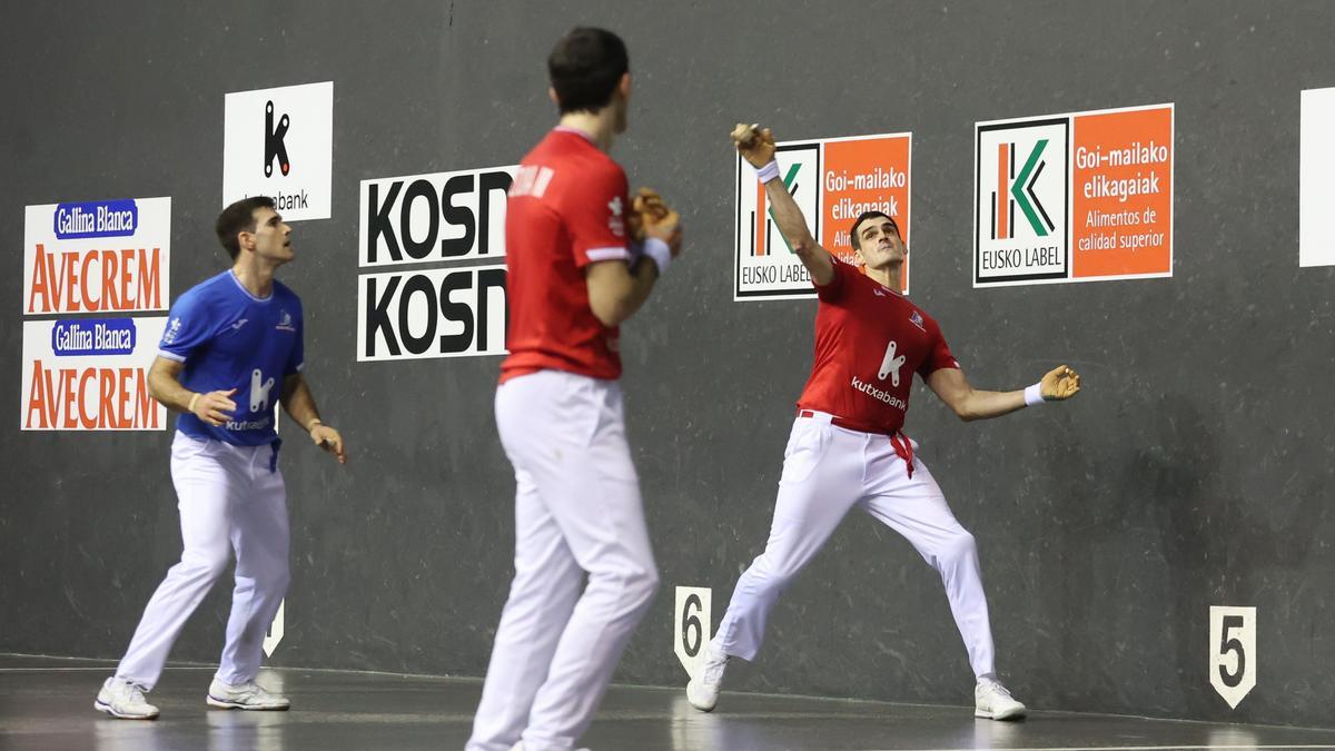 Altuna III y Ezkurdia superan a Elordi-Zabaleta en la primera jornada de la liguilla de semifinales del Campeonato de Parejas en el Atano III de Donostia.