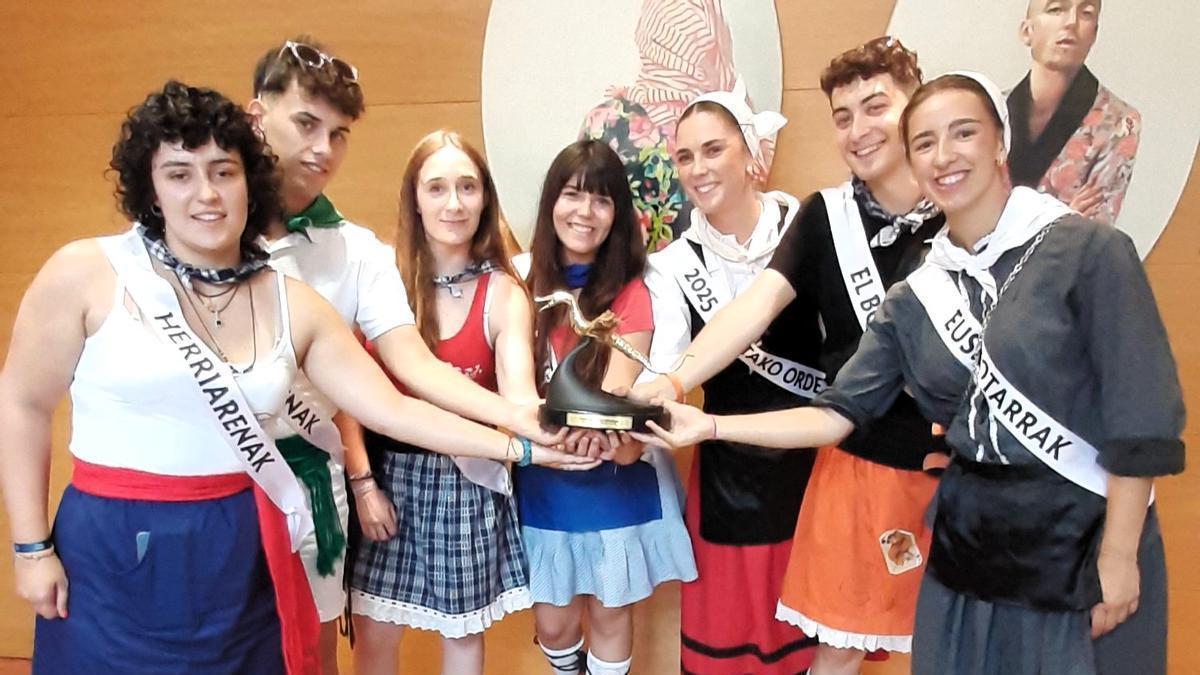 Representantes de las Cuadrillas en 2025 posando con el primer Iguarrako de oro