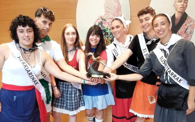 Representantes de las Cuadrillas en 2025 posando con el primer Iguarrako de oro