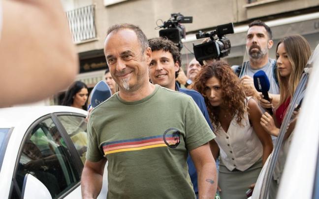 Francesco Arcuri, padre de los hijos de Juana Rivas, a su llegada al lugar establecido para la entrega de su hijo menor en Granada.