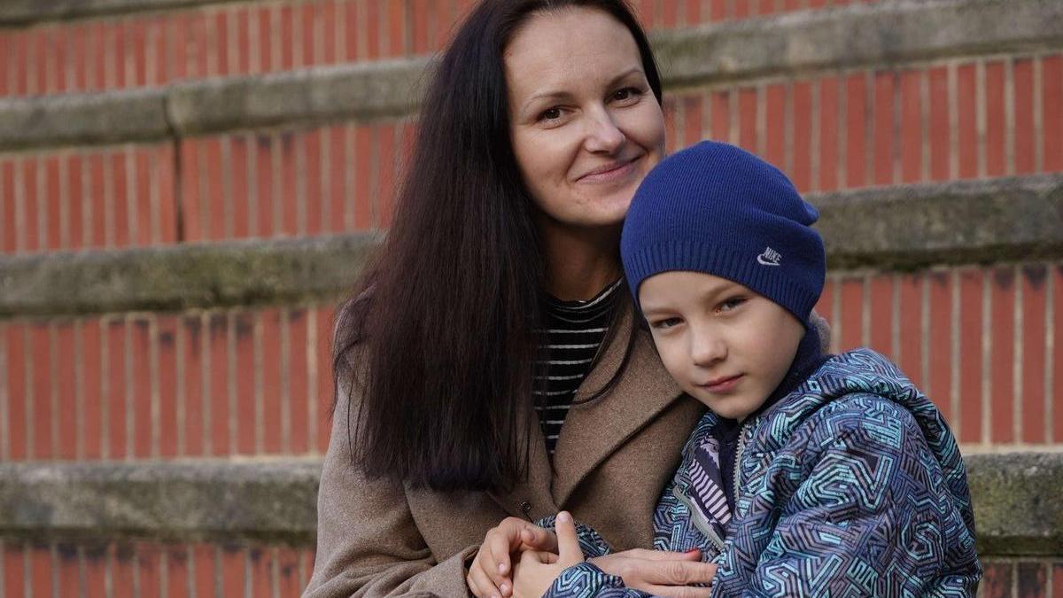 Olha Patsula, con su hijo Yurii, de 7 años, trata de reconstruir su vida en el barrio de Irala.