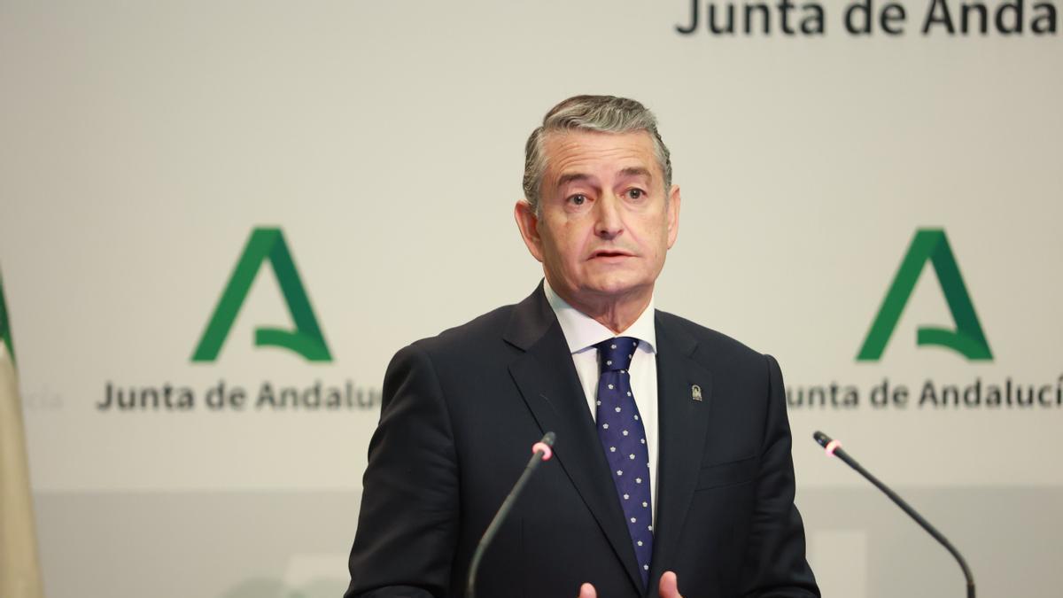 El consejero de Sanidad, Presidencia y Emergencias de la Junta de Andalucía, Antonio Sanz, interviene en una rueda de prensa.