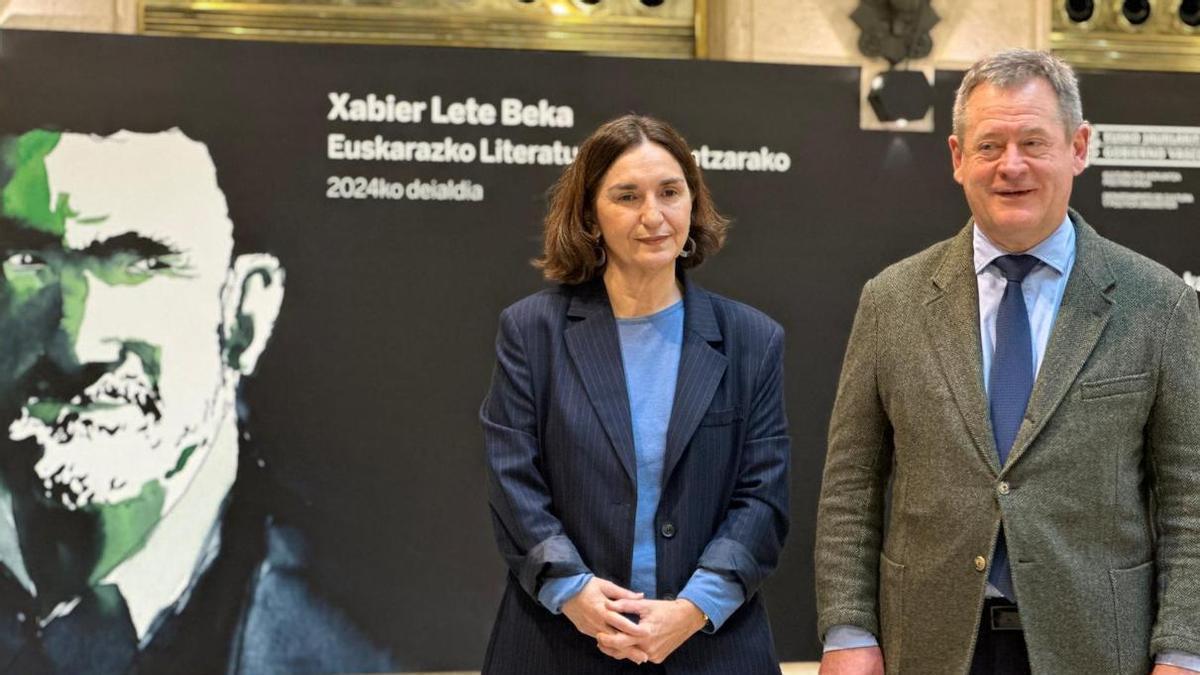 El consejero vasco de Cultura y Política Lingüística, Bingen Zupiria; y la directora de Relaciones Institucionales de Fundación BBVA, Silvia Churruca, durante al presentación de la beca.