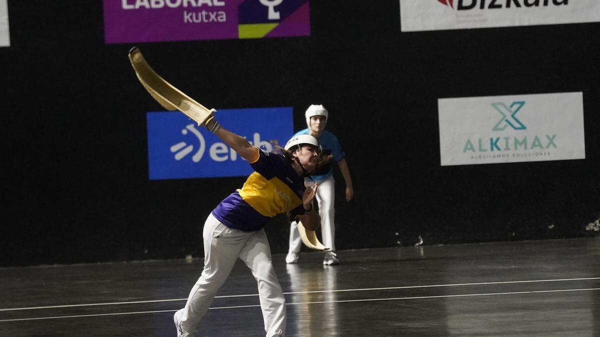 Erika Mugartegi y Frida Watkins derrotan a Lur-Maialen en los cuartos de final del Euskotren Women Winter Series de Durango.