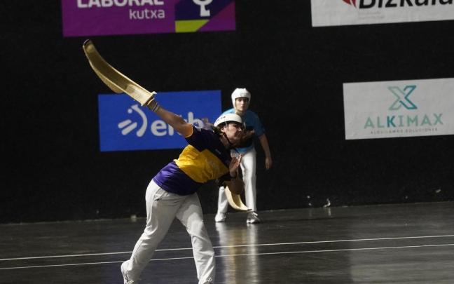 Erika Mugartegi y Frida Watkins derrotan a Lur-Maialen en los cuartos de final del Euskotren Women Winter Series de Durango.