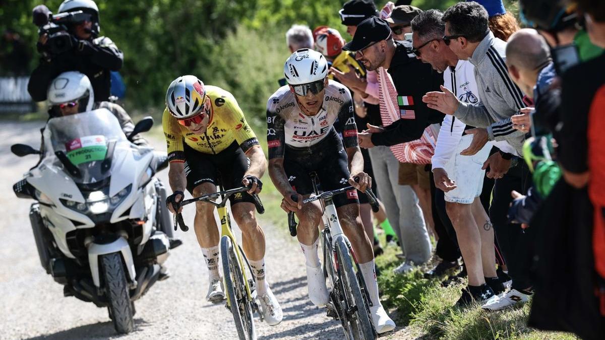 Del Toro y Van Aert, durante la etapa.